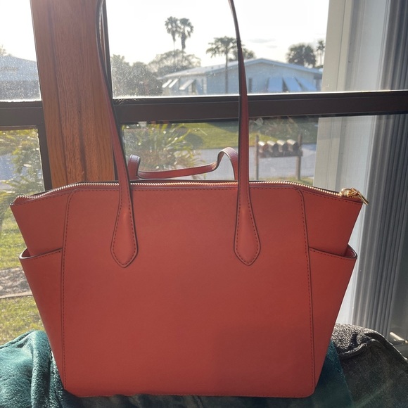 Michael Kors Tote with Structured Shape and Gold Hardware - Picture 13 of 15